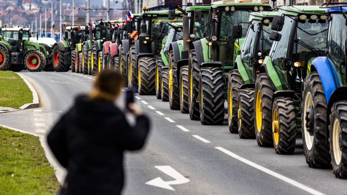 Brusel v obležení farmářů. Vadí jim dotační škrty i levné dovozy